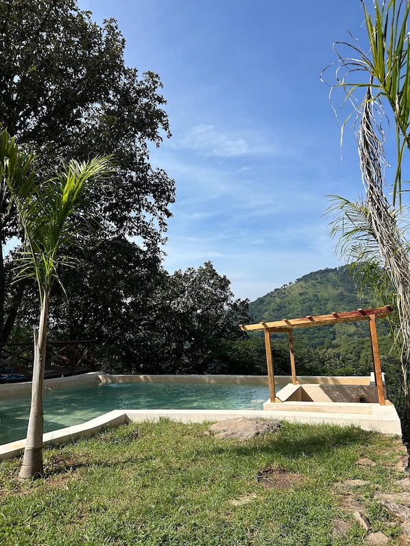 حمّام سباحة خارجي