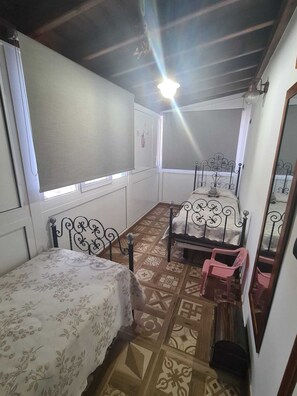 3 bedrooms, iron/ironing board, WiFi, bed sheets