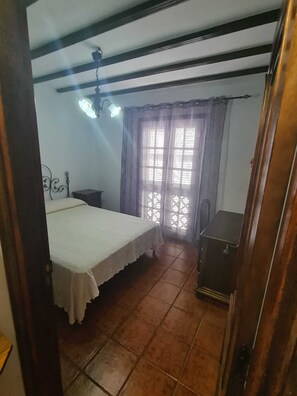 3 bedrooms, iron/ironing board, WiFi, bed sheets - House on the natural beach of Abades (Abades)