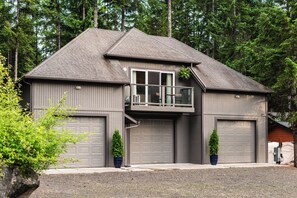 Exterior - Cozy Mountain Retreat: Hot Tub, Game Room, Gym/Sauna, Perfect for Fall Getaways (Hoodsport)