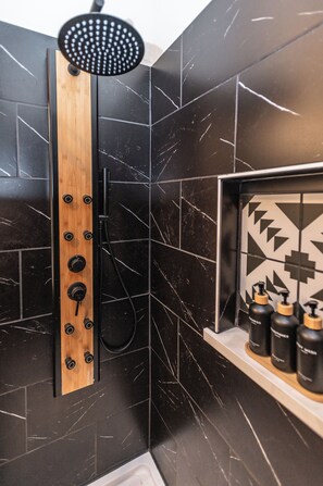 Dusche, Haartrockner, Handtücher, Seife