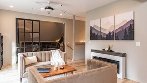 Una sala de estar moderna con un sofá, una mesa de centro y una chimenea.