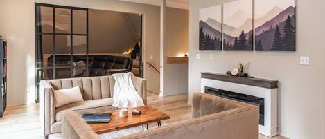 TV connectée, cheminée, baby-foot, livres