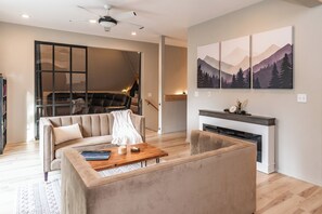 Smart TV, fireplace, foosball, books - Cozy Mountain Retreat: Hot Tub, Game Room, Gym/Sauna, Perfect for Fall Getaways (Hoodsport)