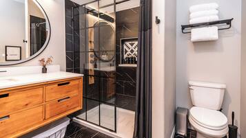 Een douche, een haardroger, handdoeken, zeep