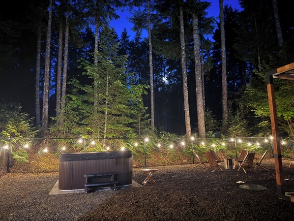 Property grounds - Cozy Mountain Retreat: Hot Tub, Game Room, Gym/Sauna, Perfect for Fall Getaways (Hoodsport)