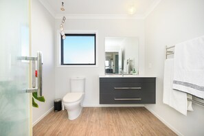 Shower, towels, soap, toilet paper - Foxton Beach House (Foxton Beach)