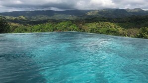 A clear view of a swimming pool with a mountainous landscape in the background. - Luxury Villa Ceibo - Exquisite, Private, Serene with Starlink (San Mateo)