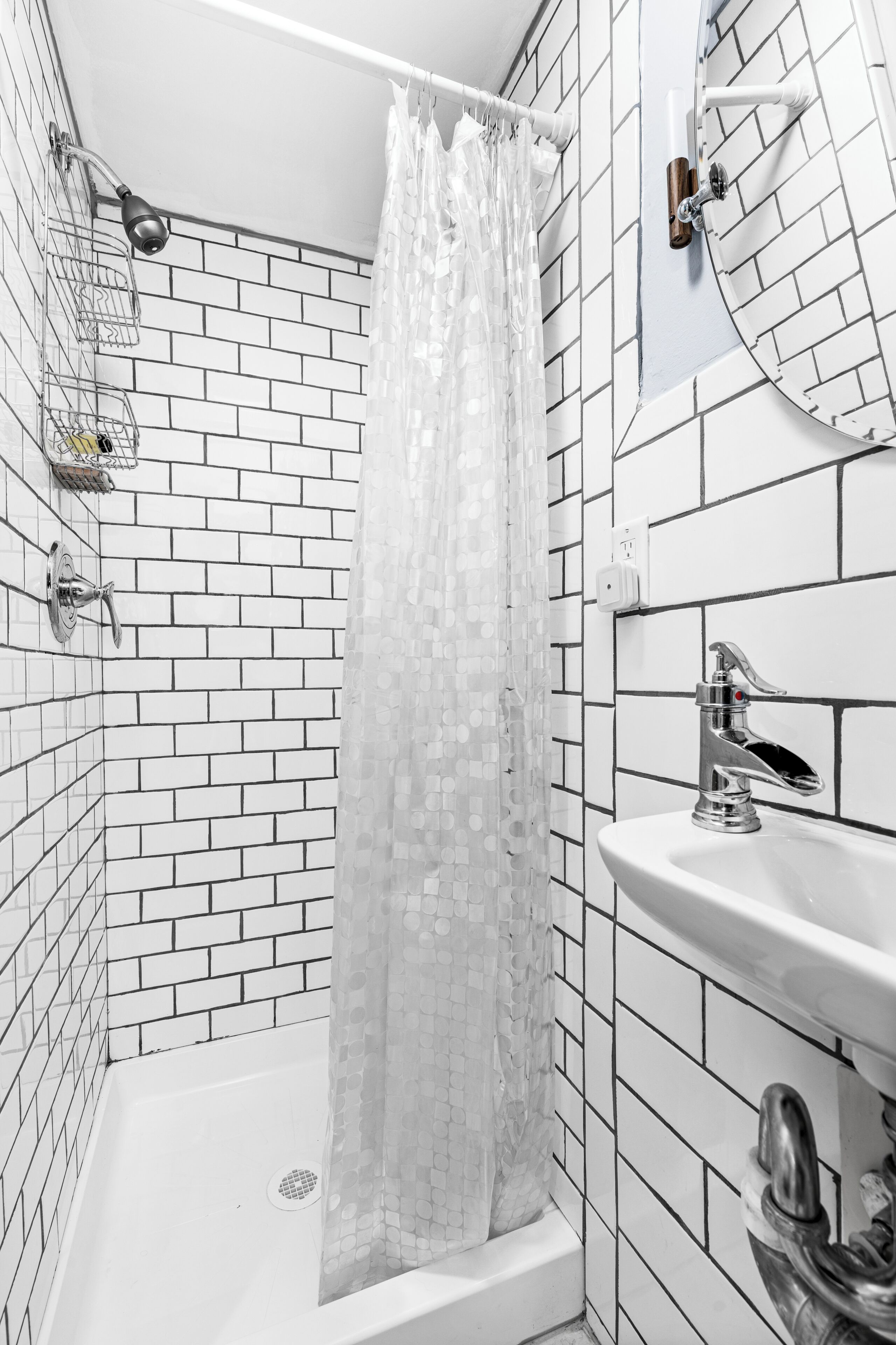 Een douche, een haardroger, handdoeken, zeep