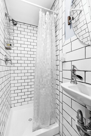 Een douche, een haardroger, handdoeken, zeep
