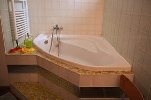 A bathroom with a freestanding bathtub, a green bucket, and a red toy on the counter. - Le Mas de la Digue - Provence (Châteaurenard)