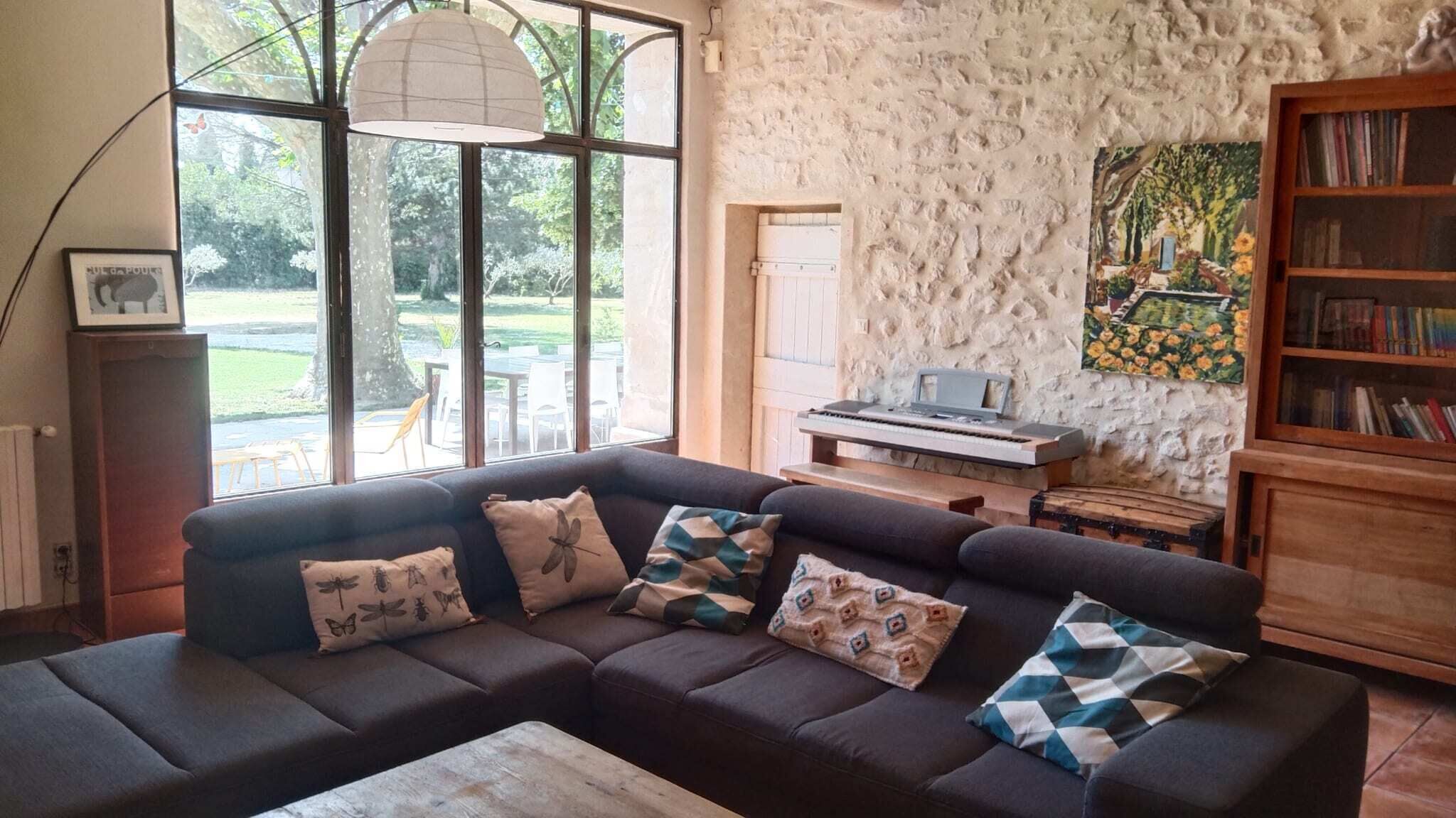 Een tafeltennistafel en boeken