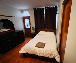 Quarto solteiro básico, 1 cama de solteiro | Acesso para cadeiras de rodas
