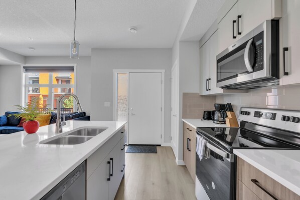 Private kitchen - Modern 2BR Townhome in Belmont | AC & Parking (Calgary)