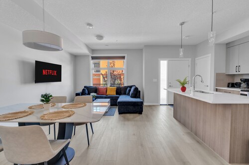 Modern 2BR Townhome in Belmont | AC & Parking