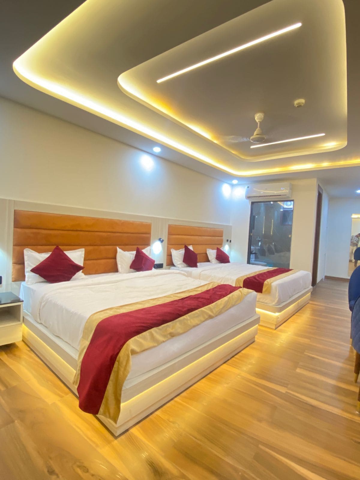 Habitación Deluxe | Zona de estar | Televisión LED de 43 pulgadas con canales digitales, una impresora