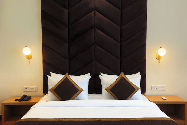 Deluxe Double Room, City View | In-room safe, desk, laptop workspace, soundproofing