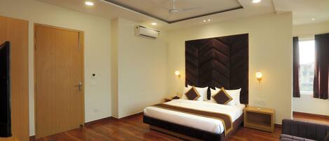 Deluxe Double Room, City View | In-room safe, desk, laptop workspace, soundproofing