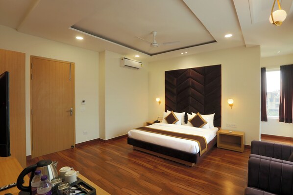 In-room safe, desk, laptop workspace, soundproofing - Hotel The Best Delhi Airport (New Delhi)