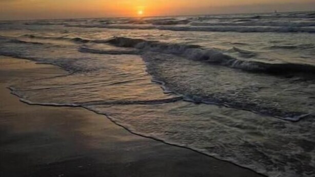 A beach with waves and a sunset. - Whitecap Summer Resort Boat Parking Pool Hot Tub Gym (Corpus Christi)