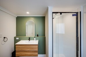 Shower, hair dryer, towels, soap - Cabbage Tree Corner - Cozy and Comfortable Studio (Napier)