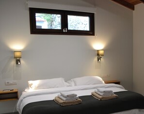 2 bedrooms, iron/ironing board, Internet, bed sheets