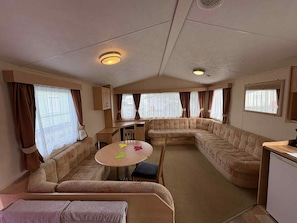 Family Mobile Home | In-room dining