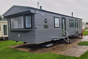 Vista frontal de la propiedad