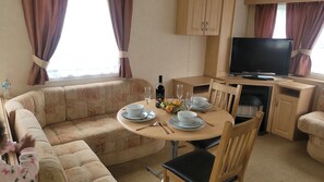 Mobile Familienunterkunft | Essbereich im Zimmer