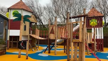 Tempat bermain anak - outdoor