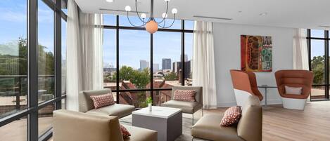 المنشأة من الداخل