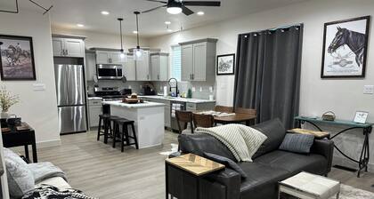 Cowboy Chic townhome with AC in Elko