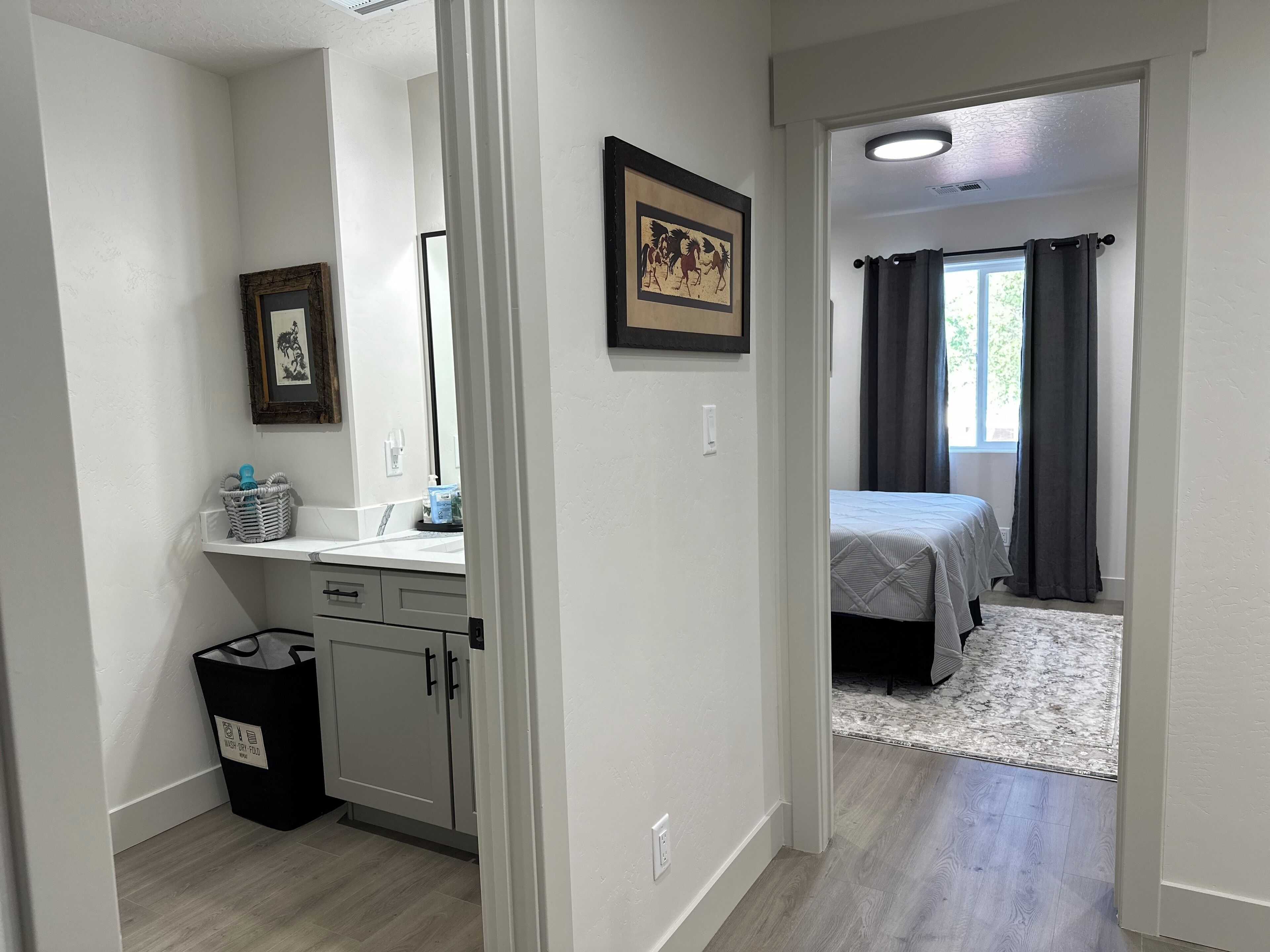 3 chambres, bureau, fer et planche à repasser, lit parapluie