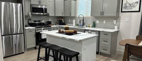 Frigorifero, microonde, forno, piano cottura