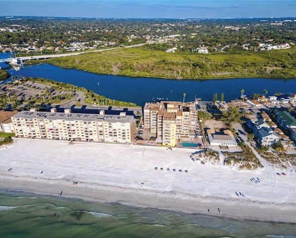 Beach nearby, sun-loungers, beach towels