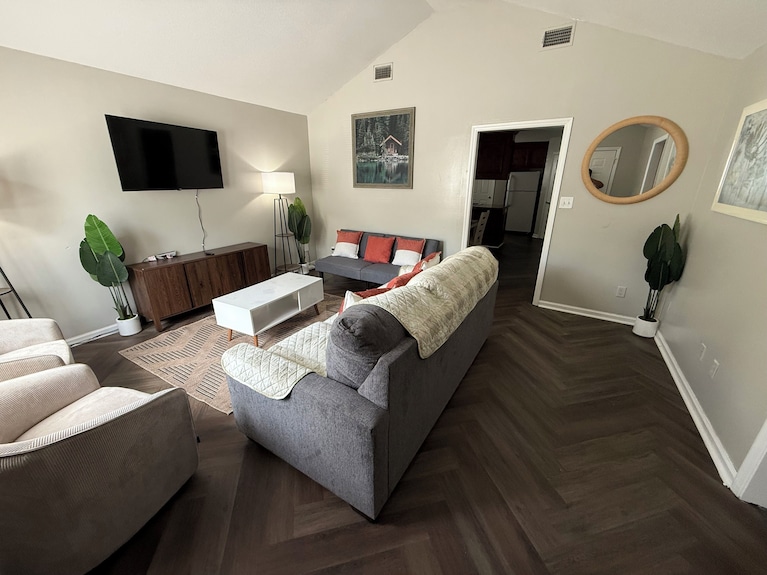 Comfort & Space · 3br, 2ba · Perfect For Families & Groups - Valdosta, GA