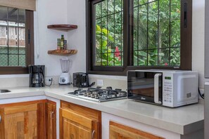Refrigerador, microondas, cafetera y tetera y tetera eléctrica 