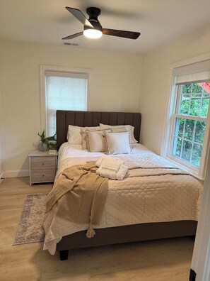 2 habitaciones, tabla de planchar con plancha, wifi y ropa de cama 
