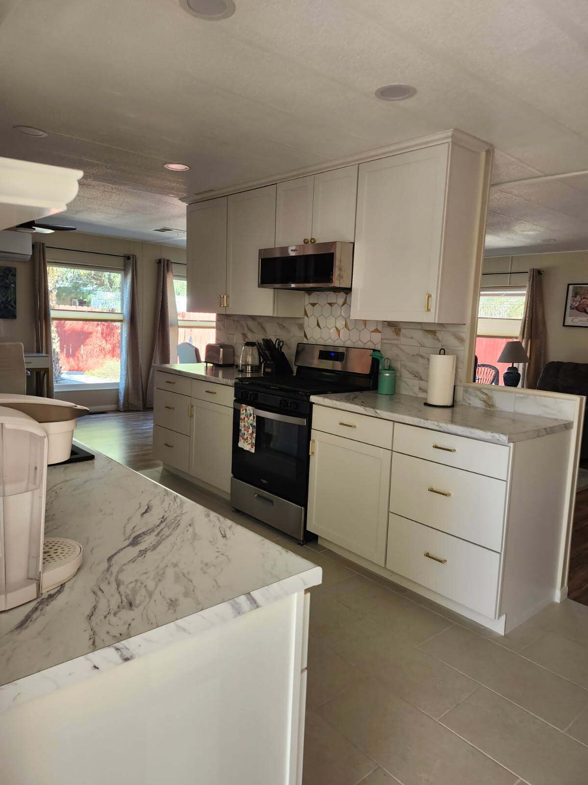 Frigorífico, microondas, horno y placa de cocina