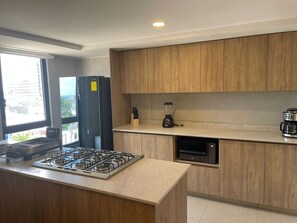 Réfrigérateur, four à micro-ondes, un four, surface de cuisson