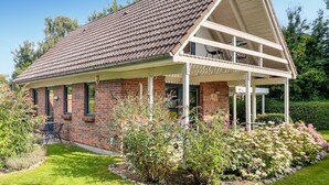 A single-story brick house with a sloped roof and a covered porch. - Lovely home in Tranekær with WiFi (Tranekær)