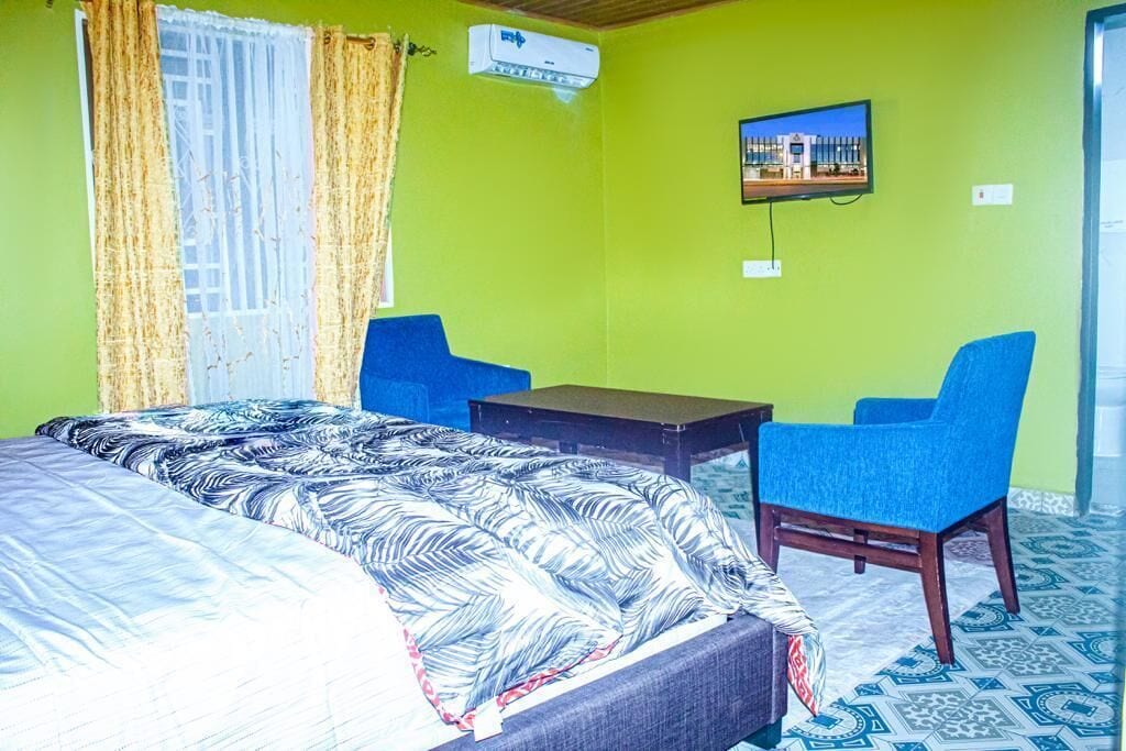 Superior Suite | Desk, laptop workspace, free WiFi, bed sheets