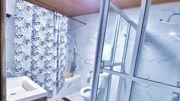 Superior Suite | Bathroom | Towels, soap, shampoo, toilet paper