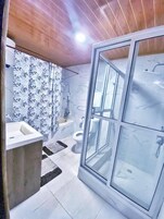 Suite superior | Baño | Zapatillas, toallas, jabón y champú