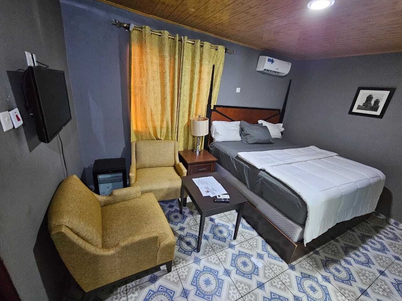 Meja kerja, ruang kerja ramah laptop, Wi-Fi gratis, dan seprai linen