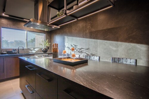 Luxury Resort-Style DESIGNER HOUSE, minutes to Strip +POOL +SPA