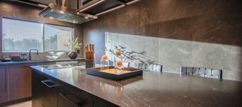 Luxury Resort-Style DESIGNER HOUSE, minutes to Strip +POOL +SPA