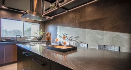 Luxury Resort-Style DESIGNER HOUSE, minutes to Strip +POOL +SPA