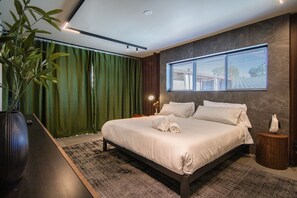 6 bedrooms, iron/ironing board, WiFi, bed sheets