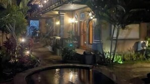 Un edificio de dos pisos con balcón y piscina.